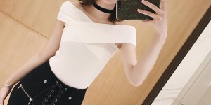 【EV女孩】度假最美好風景！女友只穿浴衣躺床上，「神秘三角洲」隱隱若現彷彿在暗示！