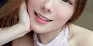 【EV扑克】超兇英文老師「無罩搭捷運到101」！8分鐘邪惡視角曝　她羞：初體驗