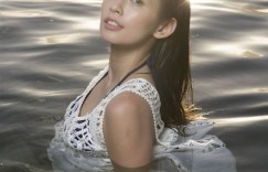 【EV女孩】宅男女神挑戰最大尺度！不只解泳褲　D奶側乳通通大放送