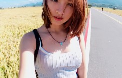 【EV女孩】正妹藥劑師累癱倒床！狗狗一個箭步靠上「巨乳軟墊」！網友：真是好狗命…