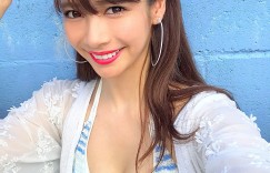 【EV女孩】真的是空的！甜美鄰家正妹竟穿「簍空泳褲」賣弄性感，反差讓人意外！