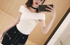 【EV女孩】度假最美好風景！女友只穿浴衣躺床上，「神秘三角洲」隱隱若現彷彿在暗示！