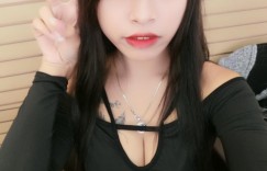 【EV女孩】「爆乳正妹」尺度大開！胸前重點只用膠帶遮，渾圓美乳一覽無遺！