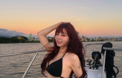 【EV女孩】比基尼正妹「卡洛琳」遊艇賞夕陽，「渾圓南半球」比餘暉還亮眼！