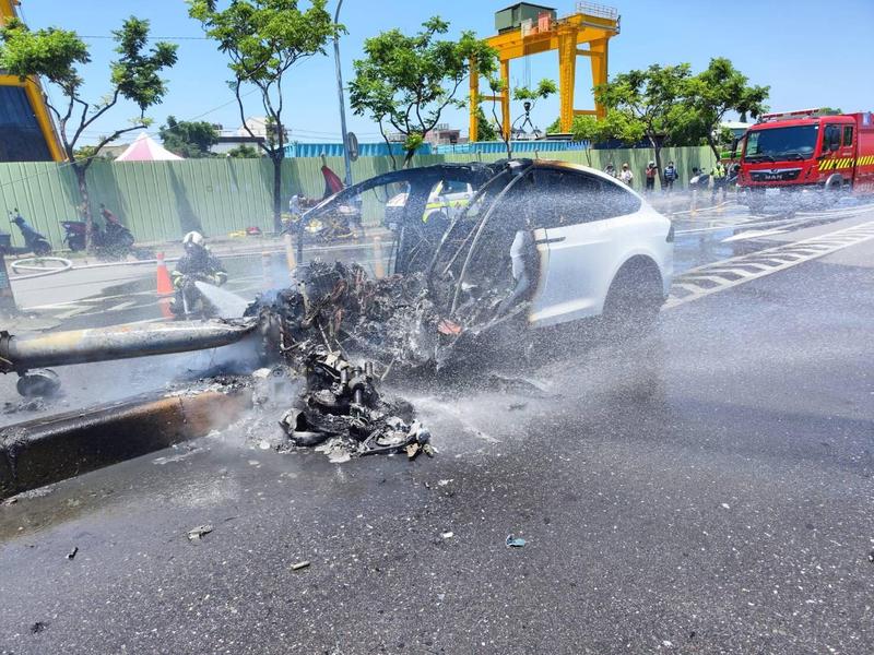 林志穎自撞火燒特斯拉　車友揭「90%車禍原因」