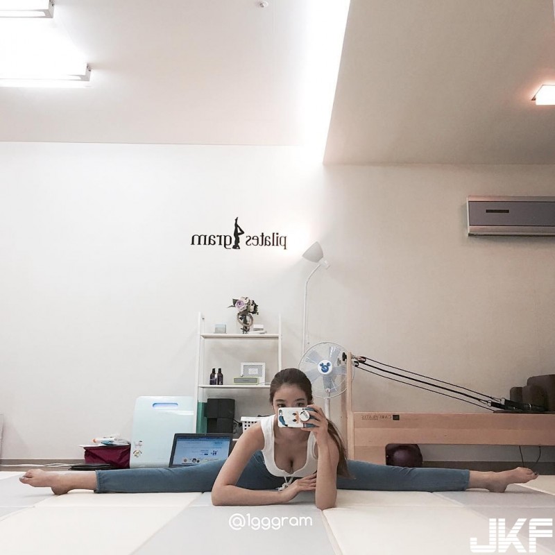 前空姐改當瑜珈老師，「逆天長腿」大開，身材犯規受不了！