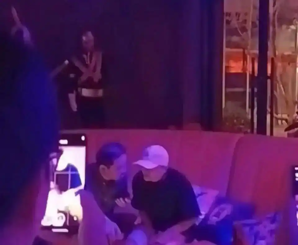 马云现身阿里巴巴园区酒吧 被认出后不忘戴上口罩