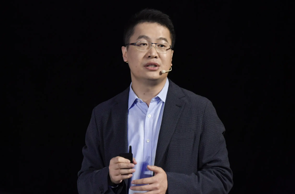 卢伟冰再次强调小米17不是抄iPhone 今年流入1200万用户