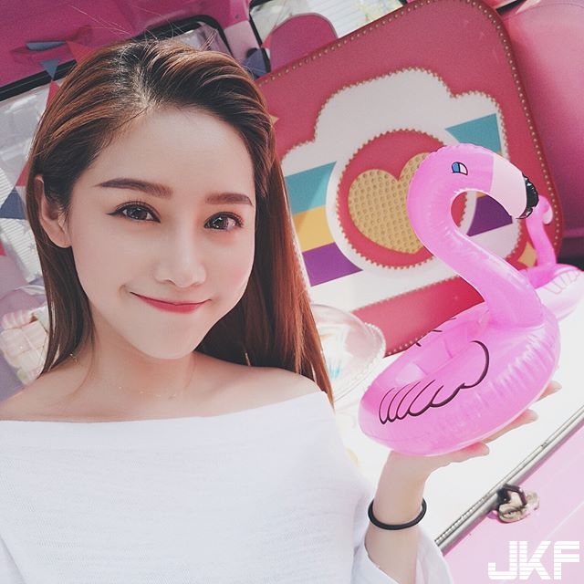 當年的「無名正妹」小予！長大後變身「網拍老闆娘」長相＋身材真的讓人控制不了啊…