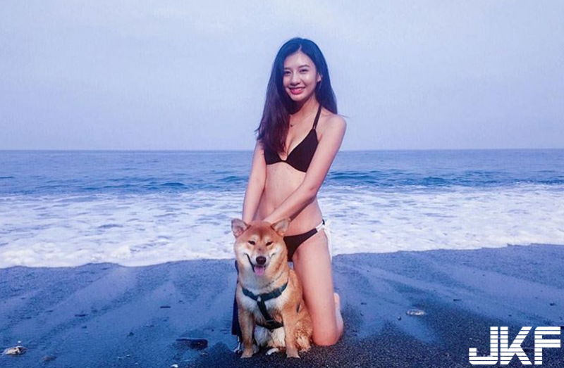 超甜美「犬系少女」！緊緻身材加上甜美微笑連狗狗們都被征服！